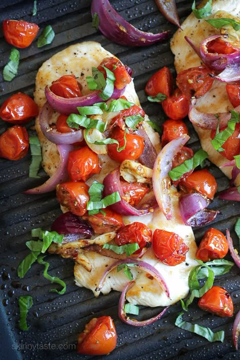 Chicken with Roasted Tomato and Red Onions – quick, light, and easy weeknight chicken dish. Under 300 Calories, Easy Grilled Chicken, Roasted Tomato, Skinny Taste Recipes, Grilled Chicken Recipes, Red Onions, On The Grill, Roasted Tomatoes, Hearty Meals