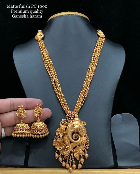 Inbox/WhatsApp 8148871715   #arshis #arshiscollection #accessories #accessoriesofinstragram #newarrival #choker #ethnic #jhumka #SouthIndianjewelry #wedmegood #emeraldstone #SouthIndianbridalfashion #brideofindia #haram #neckpiece  #thanjavur #tamilbride #rubystone #abranam # #southbride #onegramjewellery Haram Designs, Antique Necklaces Design, Antique Gold Jewelry Indian, Indian Bridal Jewelry Sets, Art Jewelry Design, Temple Jewelry, Antique Jewellery Designs, Gold Jewelry Simple Necklace, Long Pearl Necklaces