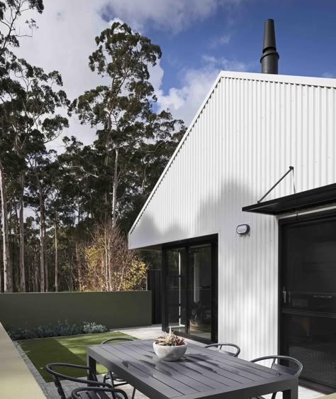 White Colourbond House, Colorbond House Colour Schemes, Surfmist Exterior, House Colour, Exterior Facade, Stunning Homes, House Cladding, Shed Home, Cladding Systems