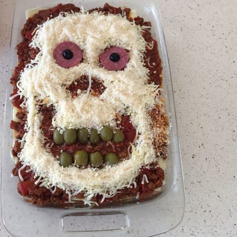 Halloween Lasagna Ideas, Spooky Italian Food, Horror Movie Themed Meals, Spooky Lasagna, Halloween Lasagna, Halloween Shaped Pasta Recipes, Halloween Food Spagetti, Halloween Food Display, Spooky Meals