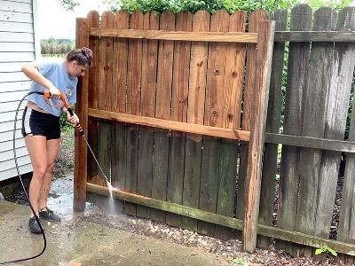 Old Fence Makeover, Stain Wood Fence, Stained Wood Fence, Wooden Privacy Fence Ideas, Staining Fence, Fence Restoration, Stain Fence, Cedar Fence Stain, How To Restain Wood