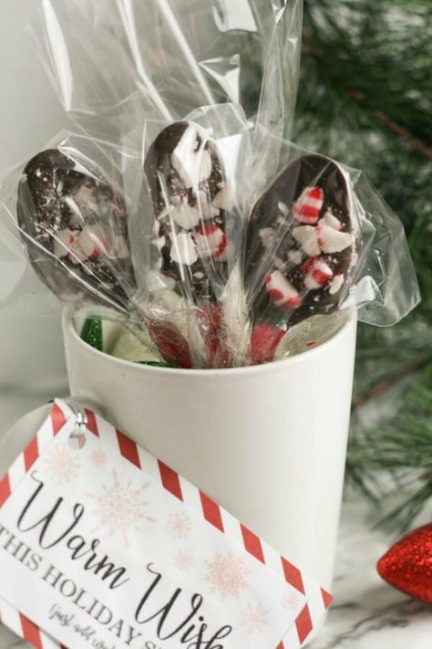 "This DIY Hot Chocolate Gift with Peppermint Spoons is an easy gift that’s perfect for almost anyone. Who doesn’t love a delicious mug of hot cocoa? There are two parts to this gift — the homemade cocoa mix and the peppermint spoons. After you’ve made each of them, you’ll put them together to create this adorable gift. If you’re looking for an easy, inexpensive gift that will work for almost anyone, this gift idea is for you!" Peppermint Spoons, Christmas Mug Gift Ideas, Bunco Christmas, Homemade Cocoa, Xmas Mugs, Spoons Diy, Hot Cocoa Gift, Hot Chocolate Spoons, Diy Hot Chocolate