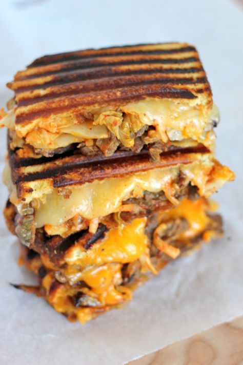 Kalbi Steak, Kimchi Grilled Cheese, Queso Fundido, Grilled Cheese Recipes, Grilled Sandwich, Burgers Sandwiches, Fusion Food, Cheese Sandwich, Grilled Cheese Sandwich