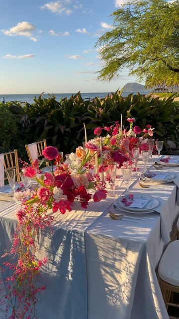 Hawaii Wedding Florist on Instagram: "OAHU TABLETOPS / designing small intimate table tops seems to be one of my favorite things to design! #dbhemingway Photographer @allentsaiphoto Florist/stylist/creative direction @dbhemingway Dress designer @leannemarshallofficial available for rental @hemingwayfineartstudio Hmua @revealhairandmakeup Model agency @premiermodeling Hair accessories @noononthemoon.bridal Linens @latavolalinen Table top rentals @hemingwayfineartstudio Chair rentals @t Hibiscus Wedding Theme, Intimate Hawaii Wedding, Oahu Wedding Reception, Floral Outdoor Wedding, Hibiscus Wedding, Oahu Wedding Venues, Aesthetic Shots, Tropical Centerpieces, Tropical Wedding Theme