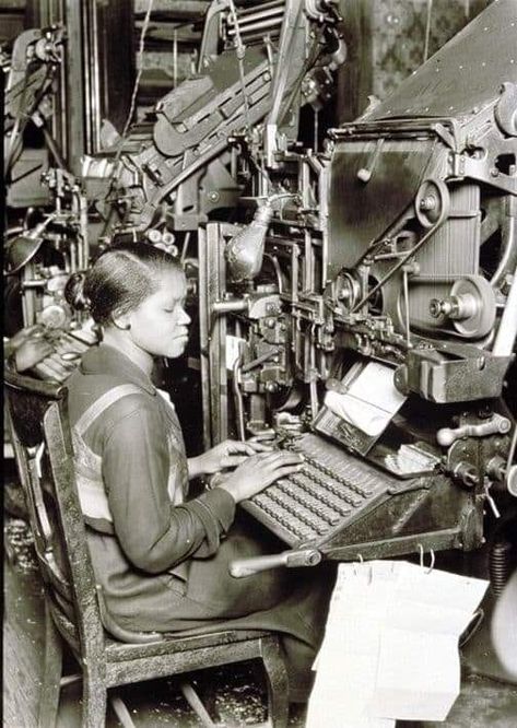 A Linotype operator in a publishing house Circa 1920. 🖤  Linotype is a type of 19th century printing technique that printed an entire line instead of each character on the printing surface. The linotype process allowed the quick and easy printing in bulk of products such as newspapers, magazines and books. This method of printing was used until the 1960s and 1970 until offset lithography and early computerized methods replaced this printing process. #womeninhistory #vintagephoto Lewis Hine, Ghost In The Machine, Nova York, Industrial Revolution, Art Historian, Printing Press, Printing Companies, Publishing House, Letterpress Printing