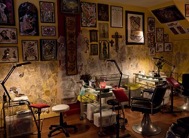 This is a Beautiful tattoo shop. I would like to design a wall in my house some day like a wall in a tattoo shop. Tattoo Parlor Decor, Tattoo Shop Interior, Ohio Tattoo, Tattoo Shop Decor, Tattoo Studio Interior, Tattoo Station, Tattoo Salon, Paradise Tattoo, Tattoo Parlor