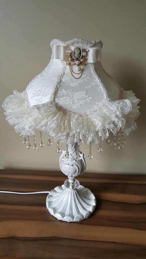 Lace Lamp, Shabby Chic Diy Crafts, Shabby Chic Table Lamps, Shabby Chic Lamp Shades, Victorian Lamps, Lampshade Makeover, Victorian Lampshades, Shabby Chic Lamps, Shabby Chic Bedroom