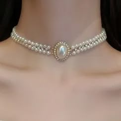 Fancy Jewelry Necklace, Pearl Necklace Designs, Layered Chokers, Trending Necklaces, Diamond Jewelry Necklace, Gold Rings Fashion, Jewelry Fashion Trends, Gold Necklace Set, Pretty Necklaces