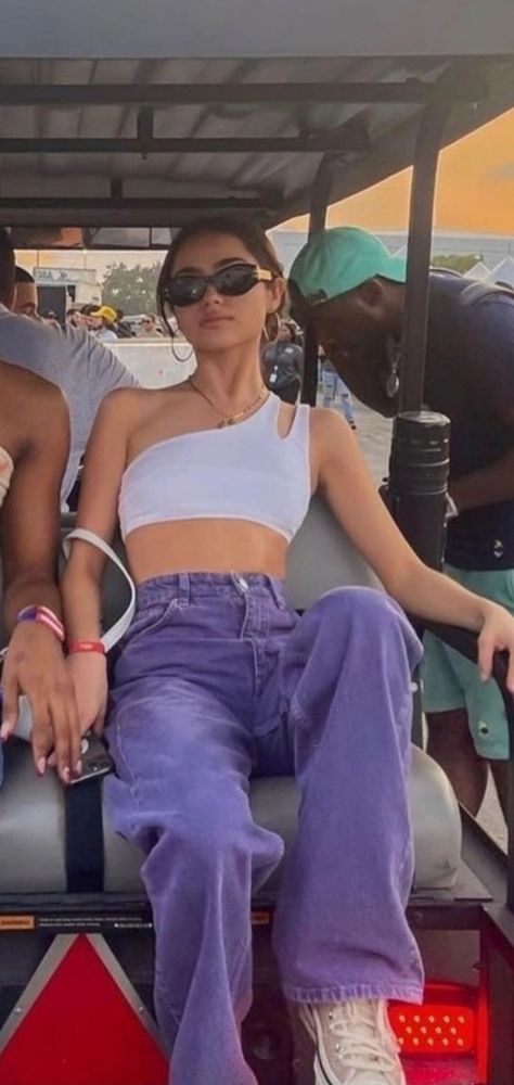 Purple Cargo Pants Outfit, Purple Top Outfit, Purple Pants Outfit, Niall Horan Outfits, Purple Cargo Pants, Summer Grunge Outfits, 30th Birthday Outfit, Party Outfit College, White Pants Outfit