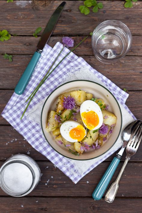 An elegant Spring potato salad with chives flowers, salad burnet and soft boiled eggs. This is my new favourite potato salad! Chives Flowers, Salad Burnet, Soft Boiled Eggs Recipe, Chive Flowers, Spring Potato, Chive Flower, Edible Flowers Recipes, Sides Recipes, Soft Boiled Eggs