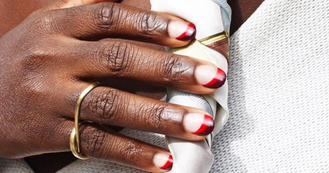 Here's how to DIY the trending nail look. French Dip Nails Powder, French Dip Nails, Trending Acrylic Nails, Holiday Nails Glitter, Holiday Nails Easy, Gel Nails Long, Holiday Nails Winter, Dip Manicure, Nails Opi