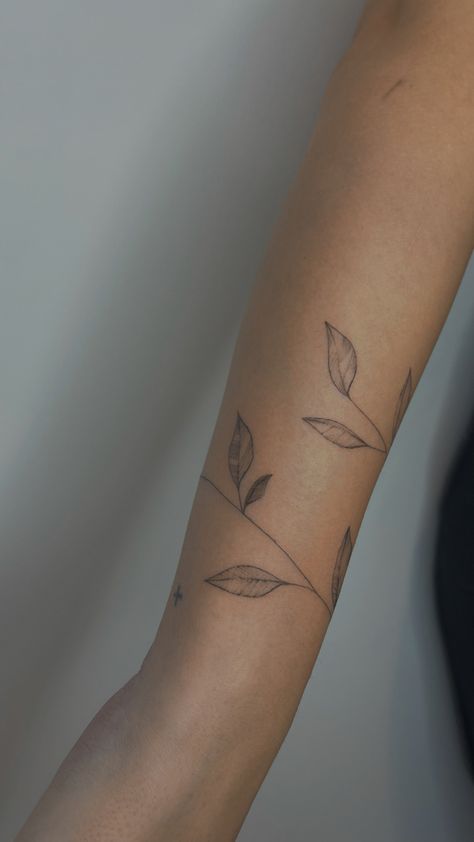 Leaves Bracelet Tattoo, Leaf Bracelet Tattoo, Bracelet Tattoos, Leaves Bracelet, Bracelet Tattoo, Tattoo Bracelet, Leaf Bracelet, Mini Tattoos, Minimalist Tattoo