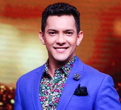 Aditya Narayan is an Indian singer, host and actor. He is the son of singer Udit Narayan. He is known for hosting Indian Idol and participating in Fear Factor: Khatron Ke Khiladi 9 Aditya Narayan, Child Singers, Indian Singers, Sony Entertainment Television, Twinkle Khanna, Youth Photos, Udit Narayan, Best Singers, Account Facebook