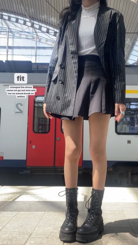 Black And Green Skirt Outfit, Outfits With Bolero Cardigan, How To Style Mini Dress In Winter, Korean Rock Outfit, Baebae Fashion, Y2k Micro Skirt Outfit, Acubi Fashion Shoes, Alt Preppy Outfits, Dark Acubi Fashion