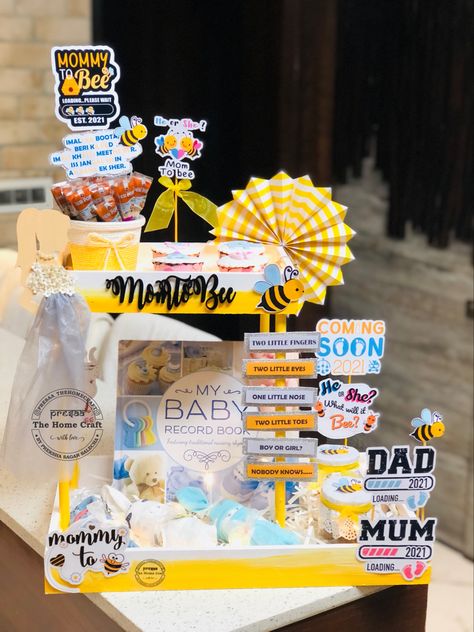 Birthday Hamper For Mom, Mom To Be Hamper Gift Ideas, Birthday Return Gift Hampers, Baby Shower Hamper Ideas, Baby Shower Packing Ideas, Mom To Be Hamper, Cute Ways To Wrap Baby Shower Gifts, Birthday Hampers For Him, Cute Hamper