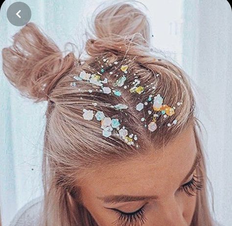 Karneval Diy, Festival Makeup Glitter, Rave Hair, Festival Glitter, Look Festival, Space Buns, Glitter Face, Peinados Fáciles Para Cabello Corto, Nail Glitter