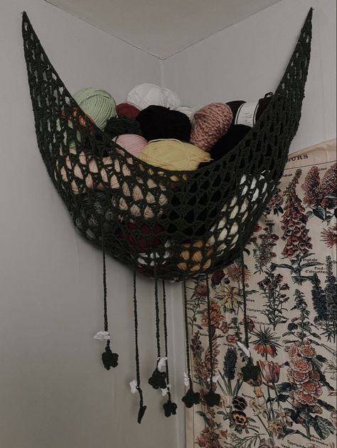 Yarn Bedroom Decor, Bedroom Crochet Ideas, Crochet Hat Rack, Crochet Room Aesthetic, Dark Academia Crochet Ideas, Wicca Bedroom, Crochet Room Decor Ideas Bedrooms, Witchy Crochet Ideas, Crochet Yarn Hammock