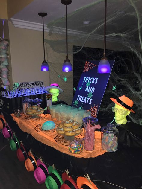 https://youtube.com/c/RaisingAutumn Glow In The Dark Halloween Party Ideas, Halloween Blacklight Party, Black Light Halloween Party Ideas, Blacklight Halloween Party, Glow Halloween Party, Halloween 80s Party, Halloween Glow Party, Glow In The Dark Halloween Party, Halloween Party Lighting