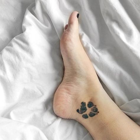 Dog Pawprint Tattoo, Popular Tattoo Designs, Tatoo Dog, Dog Print Tattoo, Dog Memorial Tattoos, Pawprint Tattoo, Dog Paw Tattoo, Omerta Tattoo, Paw Tattoo