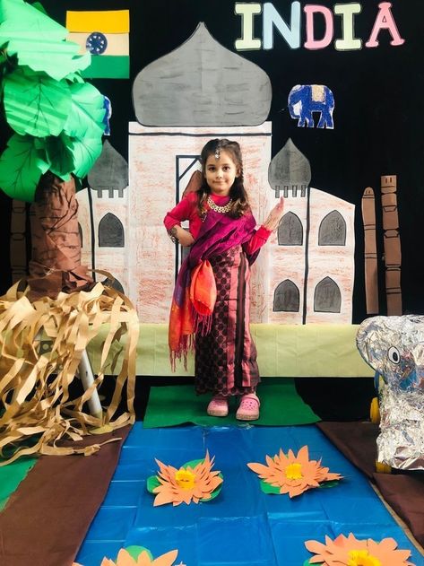 Cultural Night Decorations, India Classroom Decoration, India Theme Party Decoration, India Activities Preschool, India Crafts For Kids Culture, Maskembal Ideas For Kids, India Activities For Kids, India Party Decorations, Cultural Day At School Ideas