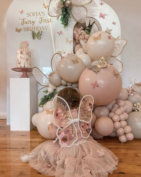 Gorgeous fairy first birthday set up by @littleluxesoftplay @boholuxevents & @riverstyleballoons so cute 🧚‍♂️🥰 Birthday Party Balloon Garland, Fairy Theme Birthday Party, Party Balloon Garland, Pink Balloon Garland, Baby First Birthday Themes, Fairy Garden Birthday Party, Costume Wings, Baby Birthday Decorations, Baby Birthday Themes