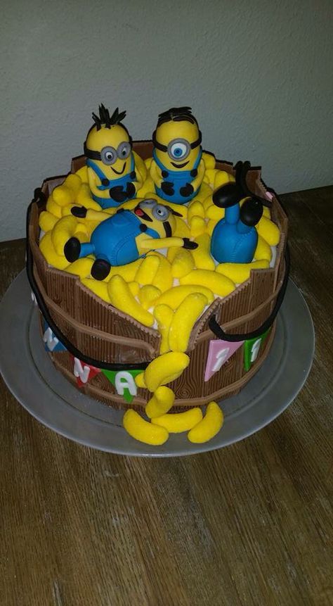 Minion's voor Melle? Disney Cake Toppers, Birthday Cake Gift, Minion Birthday Cake, Easy Minecraft Cake, Happy Birthday Minions, Minion Cupcakes, Pirate Cake, Minion Cake, Superhero Cake