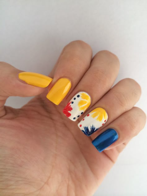 Colombia - fifa world cup- uñas / Colombia nails /nailart Short Nail Beds, Colombia Nails, Nails Types, Nails Dipping Powder, Polish On Natural Nails, At Home Nail Art, Short Nail Art, Home Nail Art, Types Of Manicures