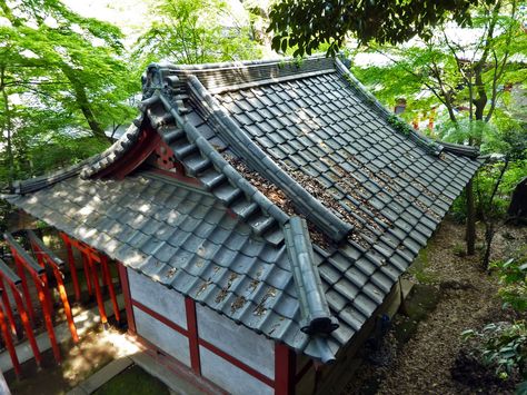 Japanese Roof Tiles, Roofs Minecraft, Japanese Roof Design, Japanese Cabin, Timber Pavilion, Architecture Japanese, Japanese Roof, Chinese Roof, Leaves On The Ground