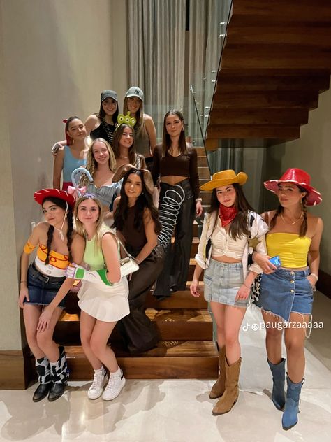 Christmas Carnival Outfit, Group Costume 6 People, Costumes For Friends Group, Group Carnival Costumes, Halloween Costumes Five People, New York Tourist Costume, 6 Halloween Costumes Group Of, Cute Group Costume Ideas, Big Friend Group Halloween Costumes