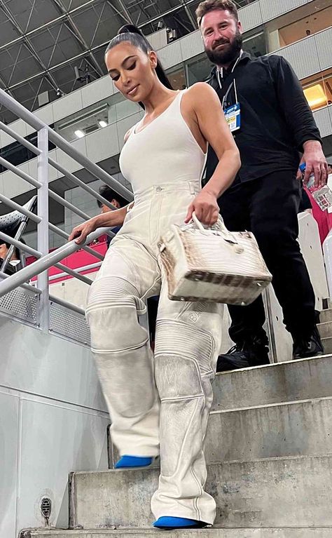 The Himalaya Birkin: Unveiling Its Celebrity Admirers Kim K Casual Outfits, Kim Kardashian Jeans, Kardashian Street Style, Kim K Fashion, Kim Outfits, Kim Kardashian Outfits, Kim K Style, Kardashian Outfit, Kylie Jenner Style