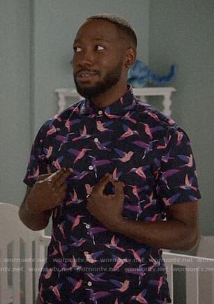 WornOnTV: Winston's pink bird shirt on New Girl | Lamorne Morris | Clothes and Wardrobe from TV Carina Aesthetic, New Girl Winston, New Girl Party, Winston New Girl, Personality Characters, New Girl Characters, Polo Vivo, New Girl Episodes, New Girl Cast