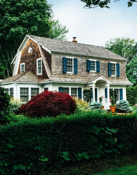 Photo Dutch Colonial Exterior, Azimuth Circle, Dutch Colonial Homes, Gambrel Roof, Shingle Style Homes, Colonial Exterior, Dutch Colonial, New England Homes, Beach Cottage Decor