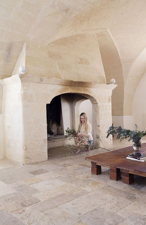 Holiday homes: masseria in Puglia - Photo - Living Corriere Sicilian Farmhouse, Traditional Fireplace Mantel, Feature Fireplace, Wine Cave, Rustic Minimalist, Limestone Flooring, Italian Vacation, Tuscan Villa, Traditional Fireplace