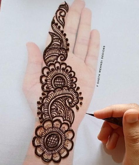 Pin by it's queen👑 fucky👑 queen👑 on Mehndi design | Mehndi designs front hand, Circle mehndi designs, Very simple mehndi designs Simple Arabic Mehndi, Mehedi Design, Simple Mehendi Designs, Simple Arabic Mehndi Designs, Simple Mehndi Design, Tato Henna, Mehndi Designs 2018, Design Mehndi, Mehndi Designs For Kids