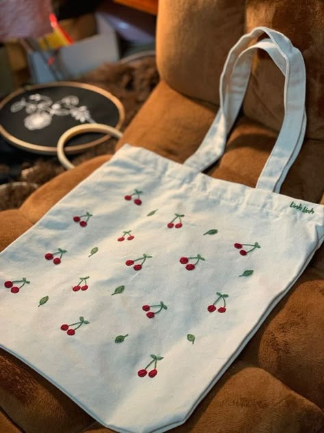 Tote Bag Pattern Paint, Tot Bag Broderie, Embroidery Designs Tote Bag, Tote Bag Embroidery Ideas Aesthetic, Tote Bag Design Embroidery, Broderie Tote Bag, Embroidery On Tote Bags, Embroidered Tote Bag Ideas, Embroidery Tote Bag Design