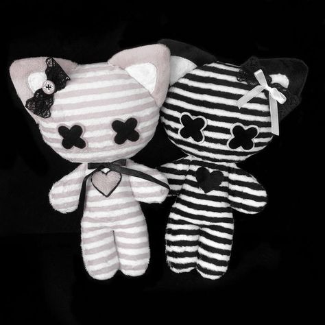 Silly Plushies, Plush Ideas, Creepy Stuffed Animals, Kawaii Grunge, Creepy Gift, Diy Kandi, Sock Doll, Cute Sewing Projects, Handmade Plushies