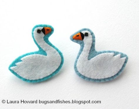 Felt Swan, Swan Brooch, Diy Felt Christmas Tree, Scrap Fabric Projects, Felt Creations, Collar Clips, Felt Ideas, Fish Crafts, Felt Projects