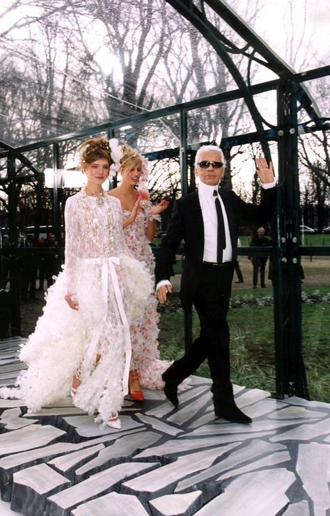 All the Chanel Couture Brides Throughout History Lavender Ball Gown, Chanel Wedding Dress, History Chanel, Chanel Wedding, Slinky Black Dress, Chanel Runway, Vestidos Color Rosa, Vanessa Paradis, Natalia Vodianova