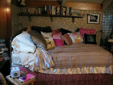 Aria Montgomery Room | bed Aria Montgomery Room, 2000s Bedroom, Pretty Little Liars Aria, Aria Montgomery, Teen Room, Room Inspiration Bedroom, Bedroom Aesthetic, Dream Bedroom