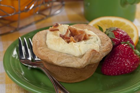 These Bacon Biscuit Cups are definite favorites over in our Test Kitchen. Why? Because the smoky flavor along with the creamy texture is simply irresistible! Mr Food Recipes, Mr Food, Biscuit Cups, Easy Biscuit Recipe, Muffin Tin Recipes, Food Test, Biscuit Recipe, Breakfast Dishes, Test Kitchen