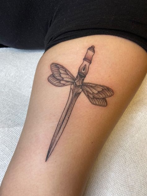 Dragon Fly Knee Tattoo, Dragon Fly Traditional Tattoo, Dragonfly Tattoo Aesthetic, Aesthetic Dragonfly Tattoo, Dragonfly Dagger Tattoo, Traditional Tattoo Dragon, Knife Tattoo, Dagger Tattoo, Dragonfly Tattoo