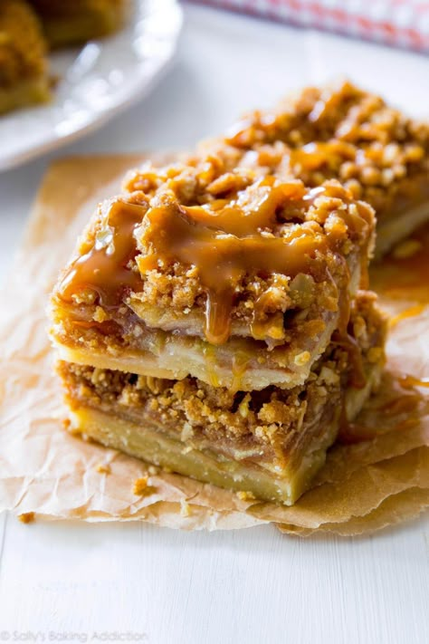 Sweet apple pie bars with a delicious shortbread crust, crumble topping, and salted caramel sauce. Recipe on sallysbakingaddiction.com Cheesecake Apples, Healthy Lunch For School, Caramel Apple Pie Bars, Apple Cheesecake Bars, Caramel Apple Bars, Salted Caramel Apple Pie, Pecan Cheesecake, Pie Bar Recipes, Apple Pie Bars