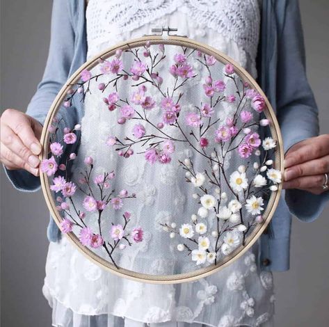 Dried Flower Embroidery, Flower Embroidery Hoop, Koti Diy, Embroidery Hoop Crafts, Flower Wreaths, Pola Sulam, Kraf Diy, Hand Embroidery Art, 자수 디자인