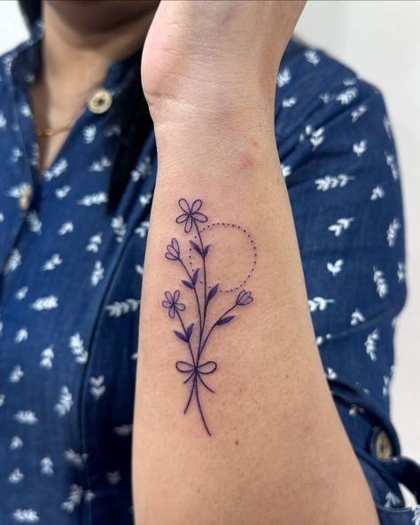 🌼 Wild Flower Tattoo 🌼 Unleash your free spirit with a delicate wild flower tattoo—a timeless symbol of strength, beauty, and resilience. Each bloom represents the untamed beauty of nature, perfect for those who embrace their individuality and inner growth. 🌿 📍 Black Pearl Ink Tattoo Studio Goregaon West, near Bangur Nagar Metro Station 📞 Call: 9820771496 💬 DM us to book your appointment! #WildFlowerTattoo #TattooMumbai #FloralTattoo #GoregaonTattoos #TattooArtist #TattooStudio #MumbaiInk #... Small Gardening Tattoo, Wild Flower Tattoo, Flower Wrist Tattoo, Flower Wrist Tattoos, Wildflower Tattoo, Inner Growth, Small Wrist Tattoos, Timeless Symbol, Wrist Tattoo