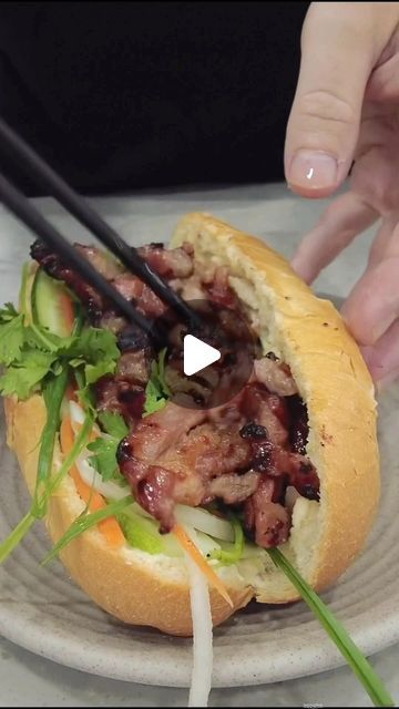 Bang Mi Sandwich, Asian Sandwich Recipes, Restaurant Lunch Ideas, Thai Sandwich, Authentic Bahn Mi Sandwich, Banhmi Sandwich, Pork Belly Bahn Mi Sandwich, Asian Wraps, Vegan Ban Mi Vietnamese Sandwich