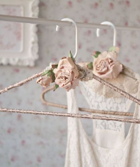 Decorated Clothes Hangers, Wire Hanger Crafts, Sustainable Diy, Hanger Crafts, Hanger Diy, Shabby Chic Bedroom, Shabby Chic Crafts, Diy Upcycle, Clothes Hangers