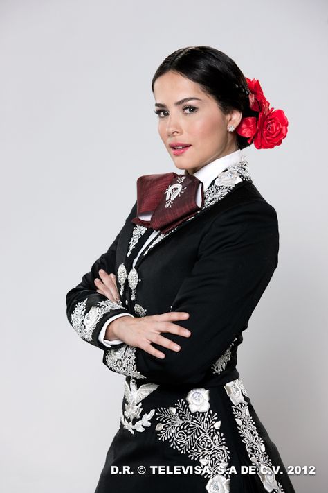 que bonito amor novela.. I ABSOLUTELY LOVE THIS MARIACHI OUTFIT!! Mariachi Dress, Picture For Coloring, Mariachi Outfit, Mariachi Suit, Charro Outfit, Mexican Mariachi, Vestido Charro, Traditional Mexican Dress, Mexican Fashion