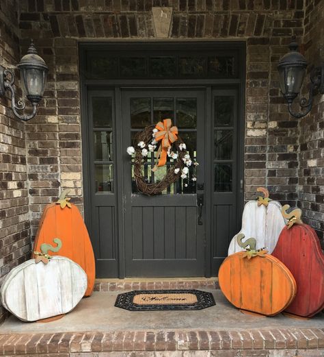 Large Chunky Wooden Pumpkins Easy Fall Porch Decorations, Fall Porch Decorating Ideas, Small Porch Decorating, Sofas Design, Fall Wood Crafts, Porch Pumpkins, Halloween Wood Crafts, Porch Decorating Ideas, Adornos Halloween