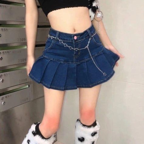 Dancer Outfit, Y2k Street Style, Casual Oufits, Denim Pleated Skirt, Fashion 2000, 2000 Fashion, Anime Clothing, Dancers Outfit, Y2k Denim