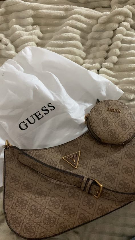 Guess Bag Outfit, Shoulder Bag Outfit, My Style Bags, Guess Bag, Luxury Bags Collection, Sparkle Shoes, Girly Bags, Foto Poses, Guess Bags